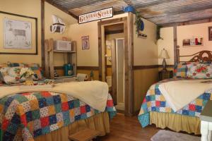 - une chambre avec 2 lits dans une maison dans l'établissement Acorn Hideaways Canton Charming Pioneer Suite 1890's General Store, à Canton
