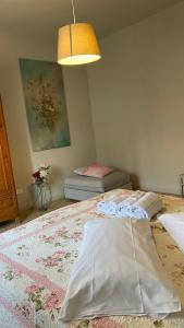 una camera da letto con un letto con un tappeto e una lampada di Appartamenti vacanze Marina di bibbona a Marina di Bibbona
