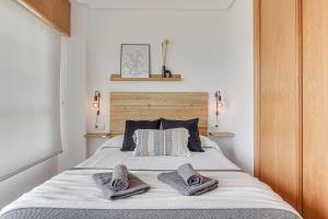 Posteľ alebo postele v izbe v ubytovaní San Amaro Beach 1 by TheBlueWaveApartments com