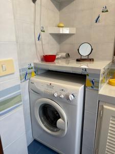 a kitchen with a washing machine in a room at La Banchina Residence in Cannigione