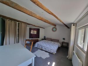 Postel nebo postele na pokoji v ubytování Mas Montet chez Raphael
