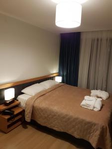 Una habitación de hotel con una cama con toallas. en ORBI PALACE room 556, en Bakuriani