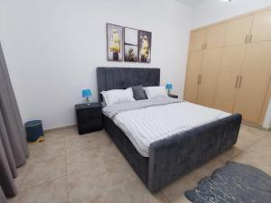 ein Schlafzimmer mit einem großen Bett in einem Zimmer in der Unterkunft Khan Property in Schardscha