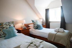 una camera da letto con due letti e una finestra di Hillside Lodge B&B a Clifden