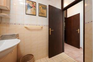 baño con aseo, lavabo y puerta en Zen Garden Sew View Apartment en Trogir
