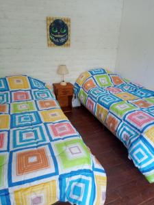 dos camas sentadas una al lado de la otra en una habitación en Casa Las Magdalenas en Merlo