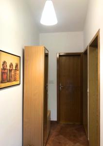 un pasillo con armario y una puerta con una foto en Vukčević apartman, en Sutomore