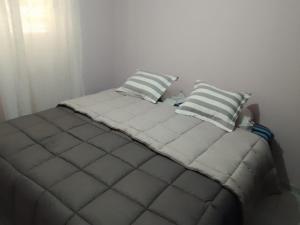 En eller flere senge i et værelse på Casa con pileta amoblada y cochera para 4 personas - Juana Koslay
