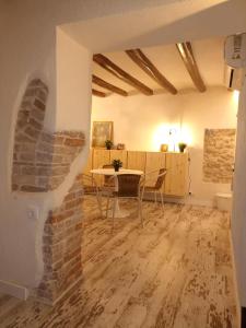 een woonkamer met een tafel en een stenen open haard bij Petra apartments -Old City with terrace and barbecue- in Tarragona