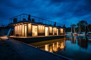 维埃雷格200 qm schwimmendes Penthouse的夜间水中船屋