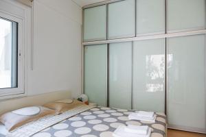 een slaapkamer met een groot bed met glazen wanden bij Casa miranda in Athene