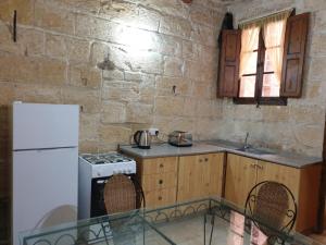 Il comprend une cuisine équipée d'un réfrigérateur blanc et d'une cuisinière. dans l'établissement Tifkira (The Memory), à Il-Birgu