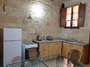 eine Küche mit einem weißen Kühlschrank und einem Herd in der Unterkunft Tifkira (The Memory) in Vittoriosa + 14 Fotos