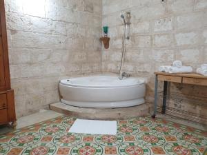 ein Bad mit einer Badewanne in einem Zimmer in der Unterkunft Tifkira (The Memory) in Vittoriosa