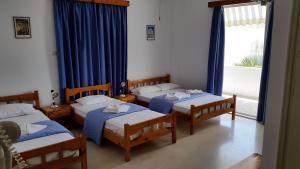Tempat tidur dalam kamar di Esperides Hotel