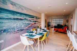 Fotografie z fotogalerie ubytování 3 Bedroom holiday home next to beach in Newquay v destinaci Newquay