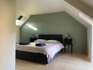 Dormitorio con cama y escritorio en el ático en Robert's Family Petite Maison de Ville en Plancoët
