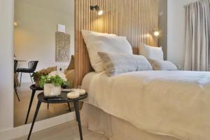 una camera con un grande letto e un tavolino di Sun&Lounge Ericeira a Ericeira Altre 10 foto