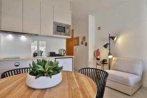 una cucina e un soggiorno con un tavolo e un divano di Sun&Lounge Ericeira a Ericeira