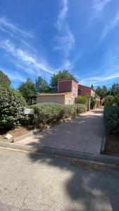 un edificio sul lato di una strada di Joli Appartement 27m2 Terre d'Ocre en village vacances en Camargue a Arles