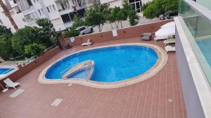 een uitzicht over een zwembad op een gebouw bij Kleopatra Carina Apart in Alanya