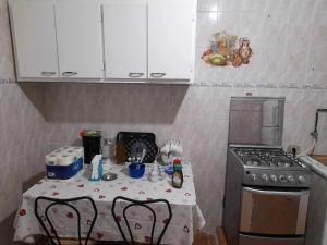 Il comprend une petite cuisine équipée d'une table et d'une cuisinière. dans l'établissement Maison à Hergla, Sousse, Tunisie, à Harqalah