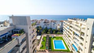 Bazén v ubytovaní MARBELLA BANUS SUITES - Marbella Marina Banus Deluxe Apartment Sea Views alebo v jeho blízkosti