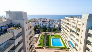Bazén v ubytovaní MARBELLA BANUS SUITES - Marbella Marina Banus Deluxe Apartment Sea Views alebo v jeho blízkosti