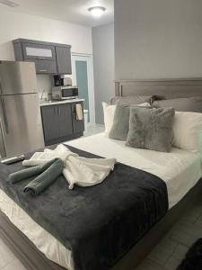 - une chambre avec un grand lit et un réfrigérateur dans l'établissement Urban Lodgings One @ Roosevelt 457, à San Juan