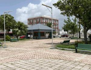un parque con bancos y un edificio al fondo en Urban Lodgings One @ Roosevelt 457, en San Juan