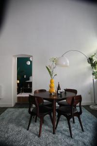 un comedor con una mesa con sillas y una lámpara en Philipse Suite en Nijmegen