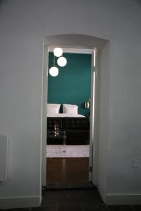 una puerta abierta a un dormitorio con cama en Philipse Suite, en Nijmegen