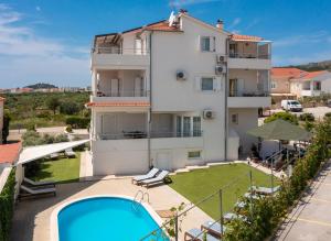 Bazén v ubytování Sea View Apartments Tihi II nebo v jeho okolí