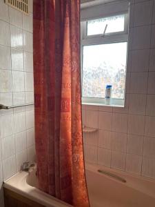 una tenda da doccia in un bagno con finestra di Spacious 3 Bed House Near Airport and NEC a Sheldon