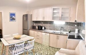 una piccola cucina con un tavolo e un lavandino di Downtown Apartment 10 a Kavala Altre 17 foto