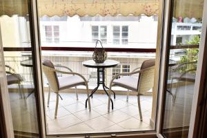 un tavolo e delle sedie davanti a una finestra di Downtown Apartment 10 a Kavala
