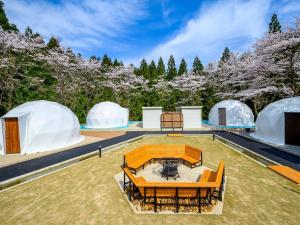 um pavilhão com cúpulas num campo com árvores em Lupo Forest "GRAN FOREST Echizen Miyama" - Vacation STAY 76029v em Fukui