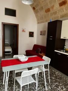 a living room with a table and chairs and a kitchen at La Dimora di Nonna Lucia in Polignano a Mare