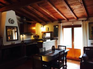 ein Esszimmer mit einem Tisch und einem Fenster in der Unterkunft Chalet La Sequoia Orte zona terme in Orte