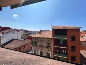 een uitzicht vanaf het dak van een gebouw bij Dúplex Calle Cuba Gijón in Gijón