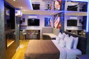a hotel room with a bed and a dining room at Olux Hotel-Motel-Suites in Laval