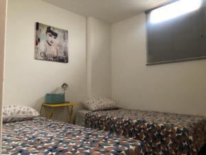 Zimmer mit 2 Betten in einem Zimmer mit Fenster in der Unterkunft Full Apartamento en Medellin Itagui Centro de la moda Mayorista Poblado in Itagüí