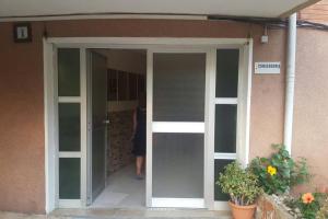 una puerta abierta de una casa con una persona parada fuera en Apartment in Salou. Beach Relax HUTT-033474-91 en Salou