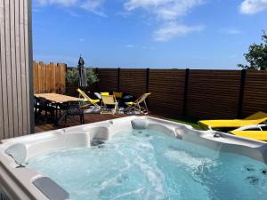 Swimmingpoolen hos eller tæt på Gîte L Olivier confort, détente avec jacuzzi à 4km de la plage- Cap Fréhel