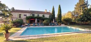 una piscina frente a una casa en Le Mas Neuf 1752 en Arles