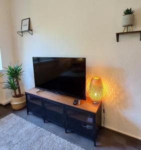A television and/or entertainment centre at Gockel Homes 1 - Zentral mit Balkon & Netflix
