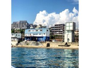 mit Blick auf die Stadt vom Wasser aus mit Gebäuden in der Unterkunft GuestHouse Geragera - Vacation STAY 95129v in Kōbe