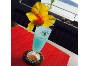 una flor amarilla en un vaso de martini sobre una mesa en GuestHouse Geragera - Vacation STAY 95129v en Kobe