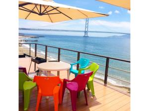 d'une table et de chaises sur un balcon avec vue sur l'océan. dans l'établissement GuestHouse Geragera - Vacation STAY 95129v, à Kobe