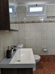 y baño con lavabo y aseo. en Ethos Apartment 2, en Nea Peramos